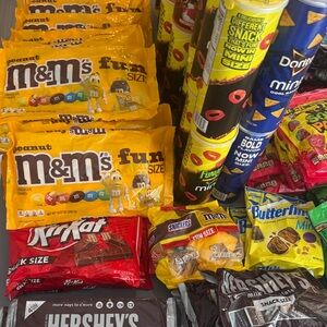 M&M'S Peanut Fun Size Candy Packs - Bright Yellow Party Bags